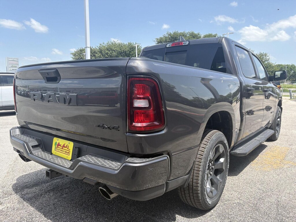New 2026 Ram 1500 EXPRESS CREW CAB 4X4 5'7 BOX Pickup