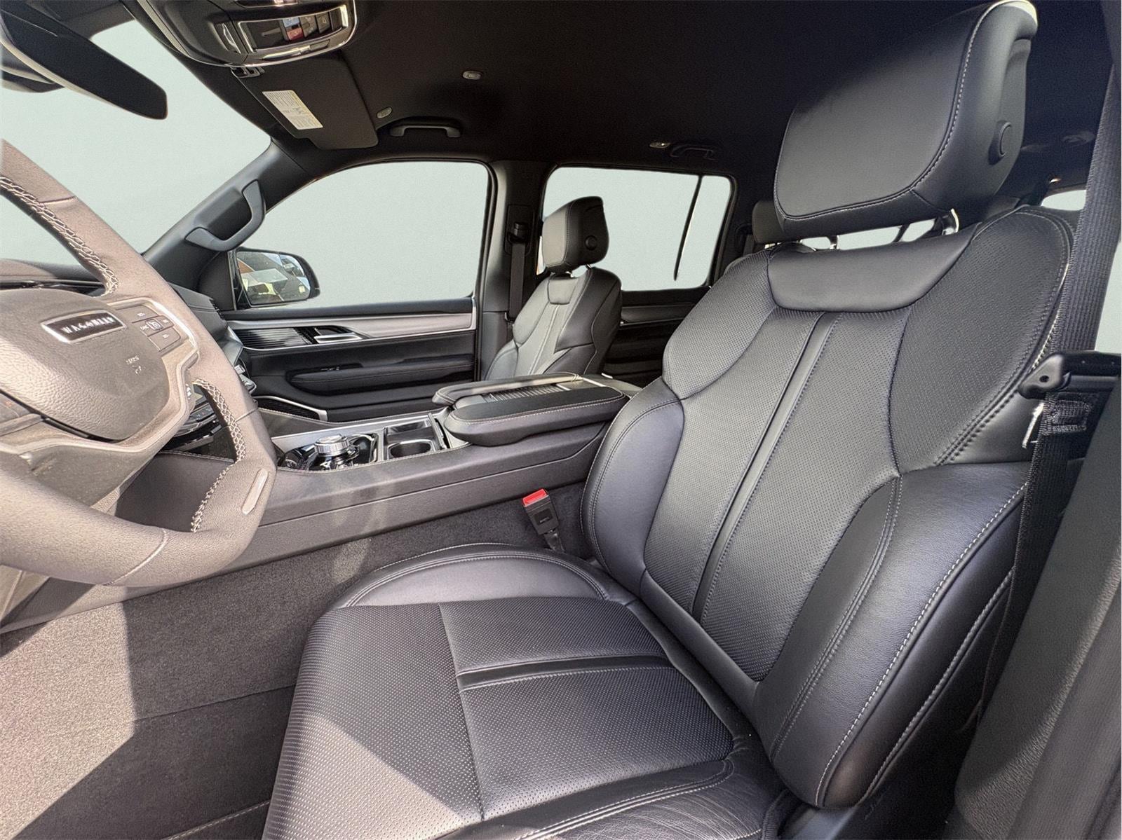 2025 Jeep Wagoneer L Series II - Photo 15