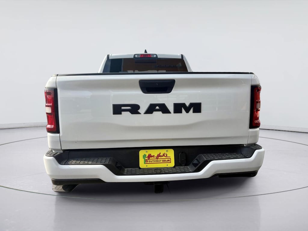 New 2026 Ram 1500 EXPRESS CREW CAB 4X2 5'7 BOX Pickup