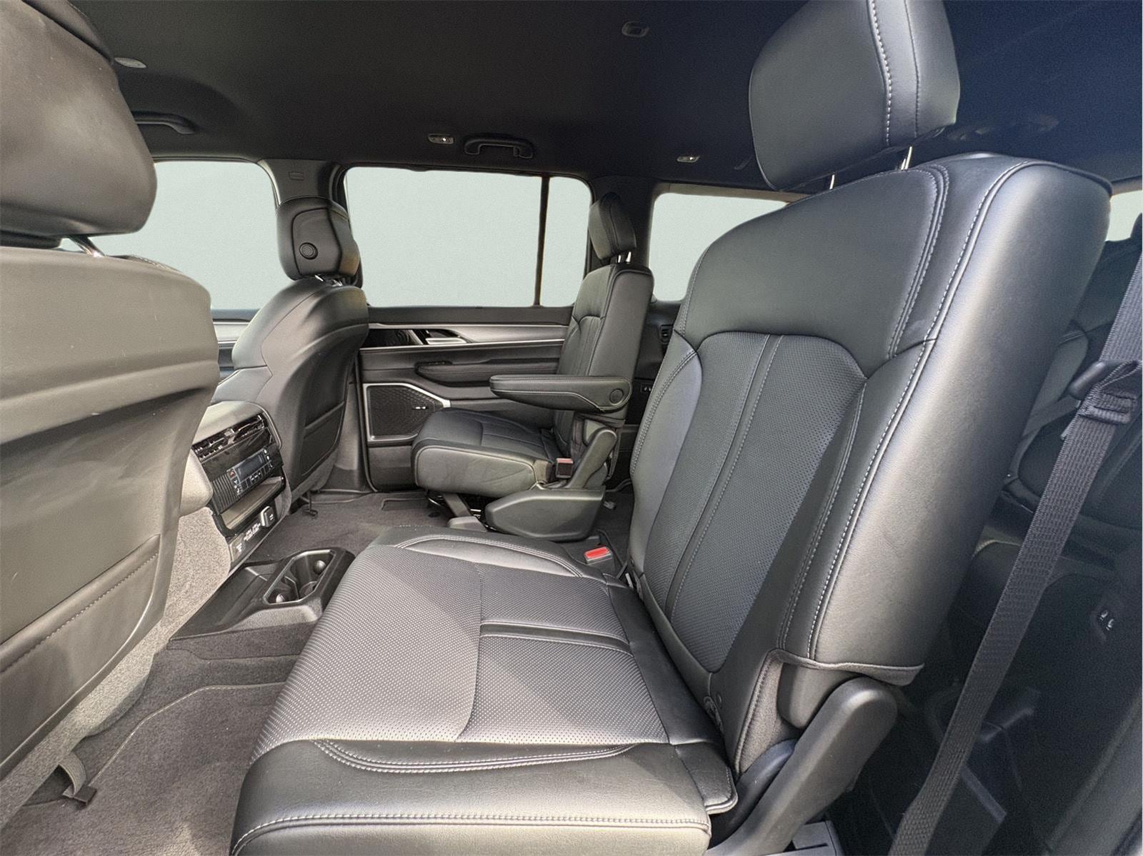 2025 Jeep Wagoneer L Series II - Photo 11
