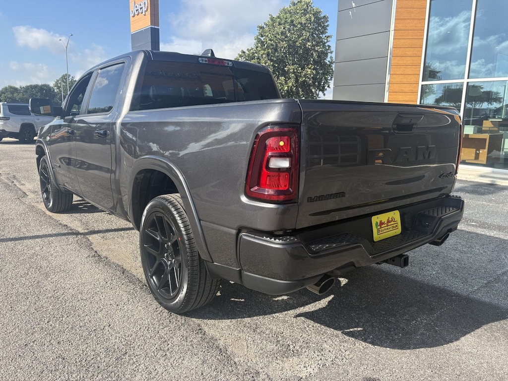 New 2026 Ram 1500 LARAMIE CREW CAB 4X4 5'7 BOX Pickup