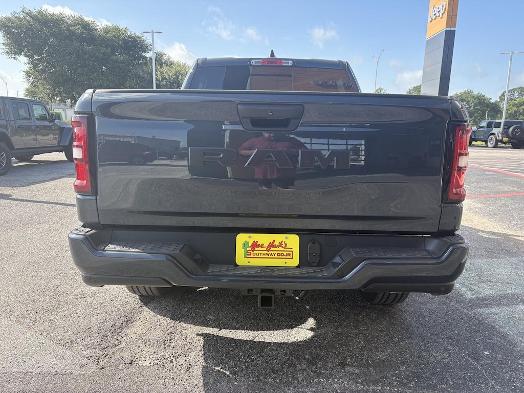 New 2026 Ram 1500 EXPRESS CREW CAB 4X2 5'7 BOX Pickup