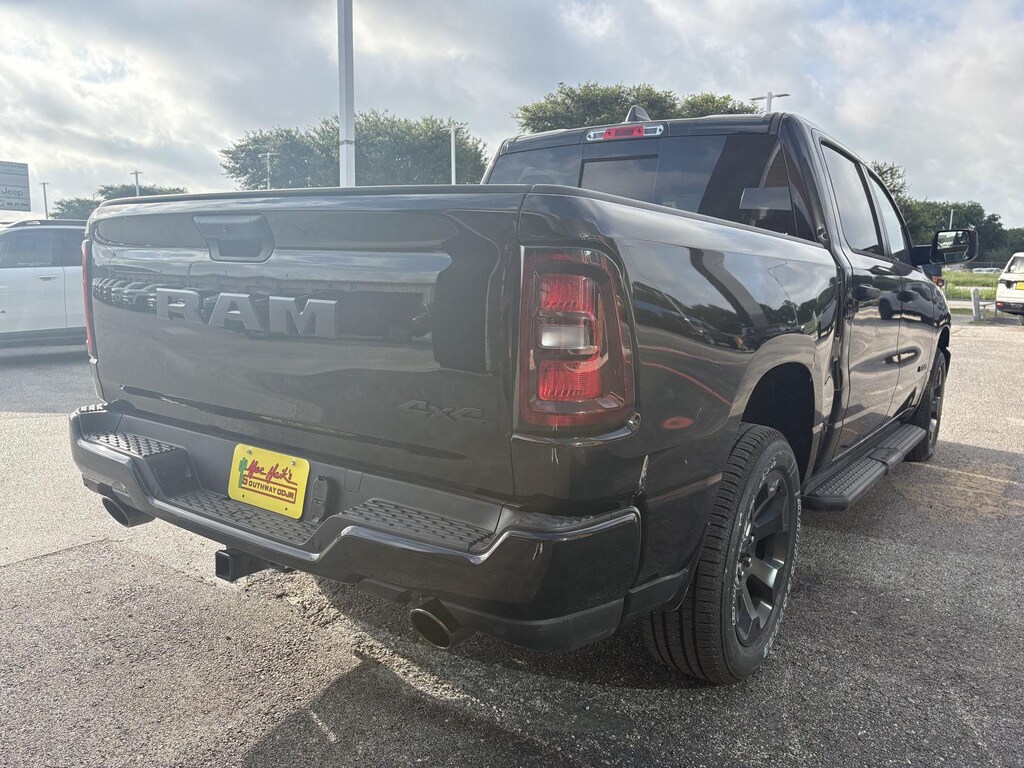 New 2026 Ram 1500 EXPRESS CREW CAB 4X4 5'7 BOX Pickup