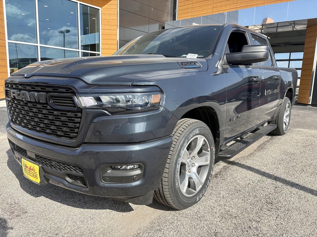 New 2026 Ram 1500 EXPRESS CREW CAB 4X2 5'7 BOX Pickup