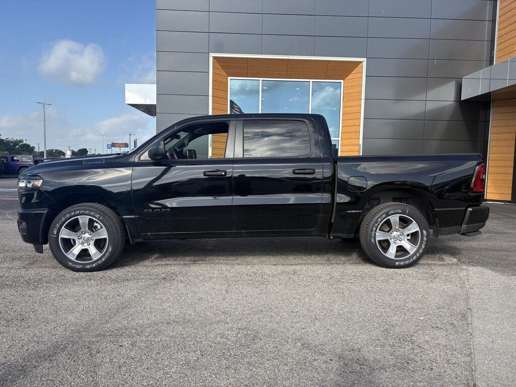 New 2026 Ram 1500 EXPRESS CREW CAB 4X2 5'7 BOX Pickup