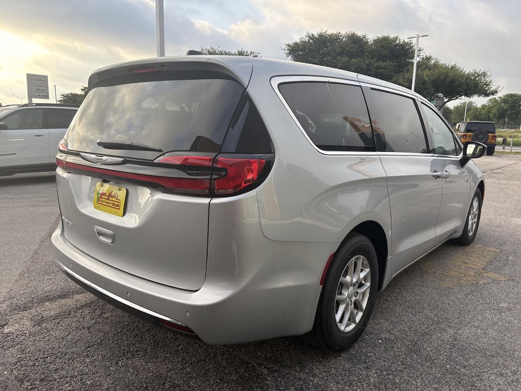 New 2026 Chrysler Pacifica LIMITED Passenger Van