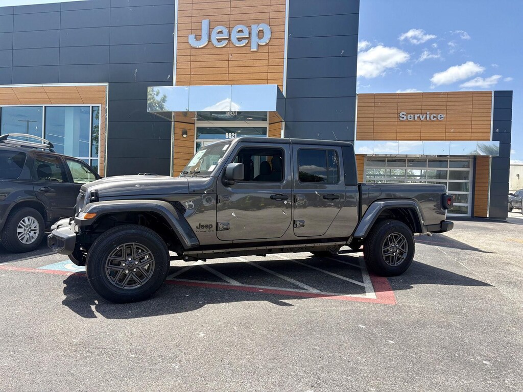 New 2025 Jeep Gladiator SPORT S 4X4 Pickup