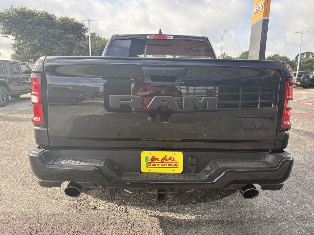 New 2026 Ram 1500 EXPRESS CREW CAB 4X4 5'7 BOX Pickup