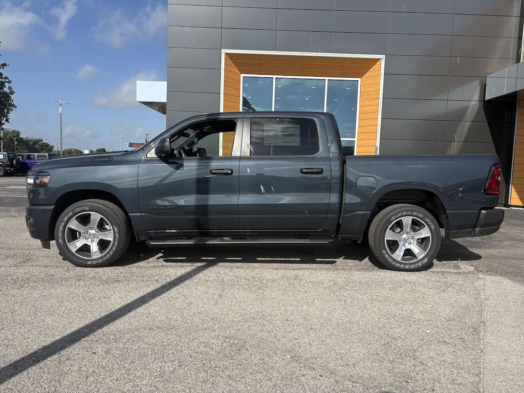 New 2026 Ram 1500 EXPRESS CREW CAB 4X2 5'7 BOX Pickup