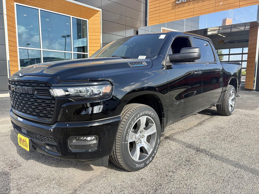 New 2026 Ram 1500 EXPRESS CREW CAB 4X2 5'7 BOX Pickup