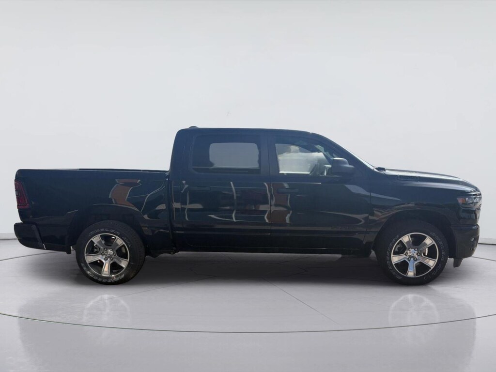 New 2026 Ram 1500 EXPRESS CREW CAB 4X2 5'7 BOX Pickup