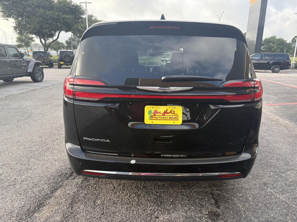 New 2026 Chrysler Pacifica SELECT Passenger Van