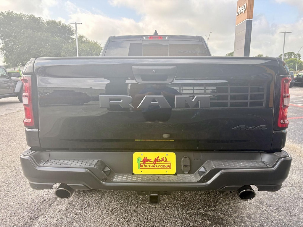 New 2026 Ram 1500 WARLOCK CREW CAB 4X4 5'7 BOX Pickup