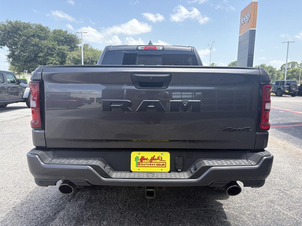 New 2026 Ram 1500 EXPRESS CREW CAB 4X4 5'7 BOX Pickup