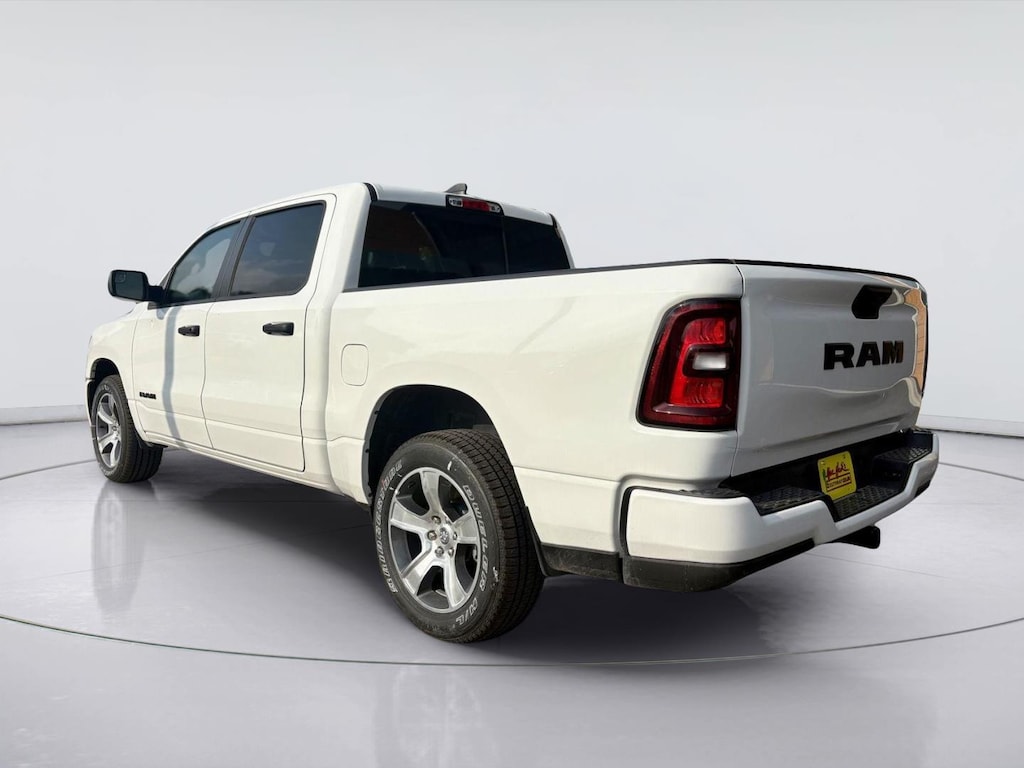 New 2026 Ram 1500 EXPRESS CREW CAB 4X2 5'7 BOX Pickup