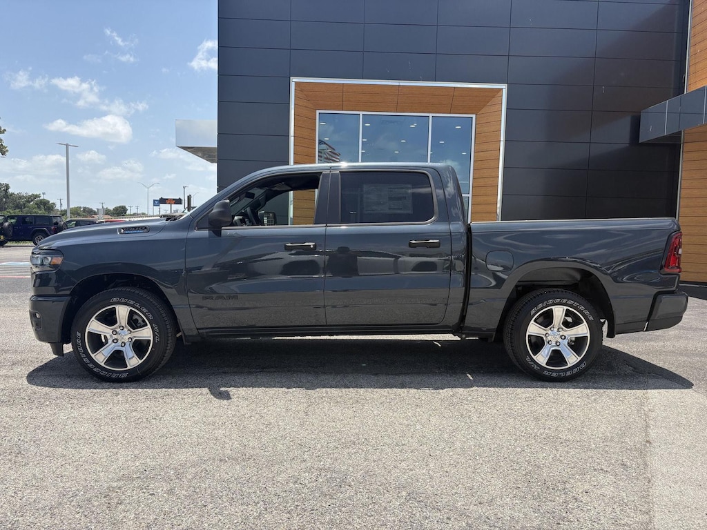 New 2026 Ram 1500 EXPRESS CREW CAB 4X2 5'7 BOX Pickup
