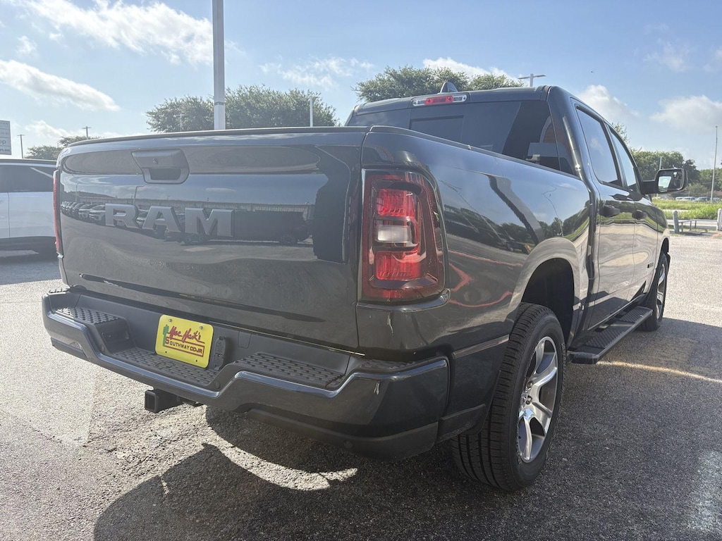New 2026 Ram 1500 EXPRESS CREW CAB 4X2 5'7 BOX Pickup