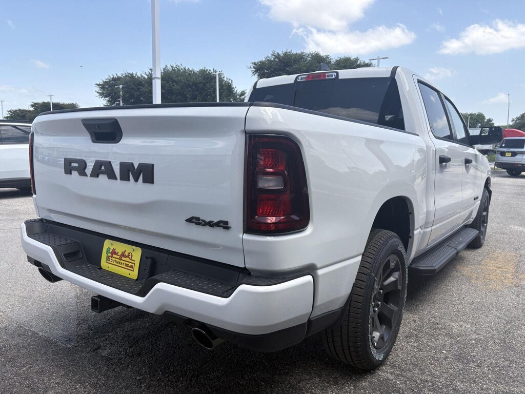 New 2026 Ram 1500 EXPRESS CREW CAB 4X4 5'7 BOX Pickup