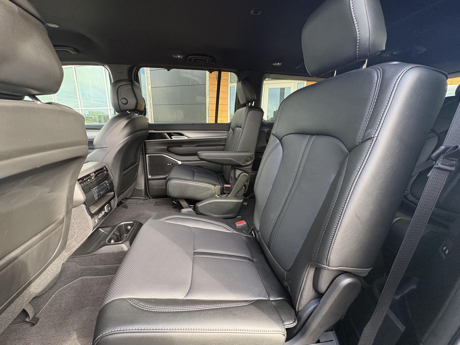 2025 Jeep Wagoneer L Series II - Photo 11