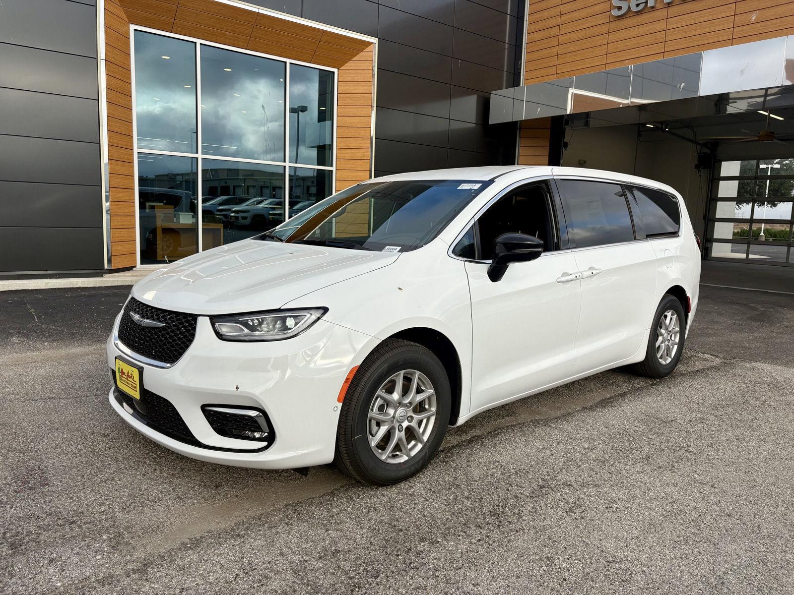 2026 Chrysler Pacifica Select's photo