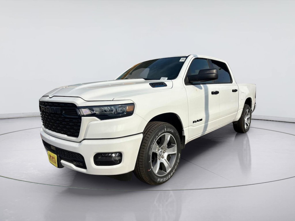 New 2026 Ram 1500 EXPRESS CREW CAB 4X2 5'7 BOX Pickup