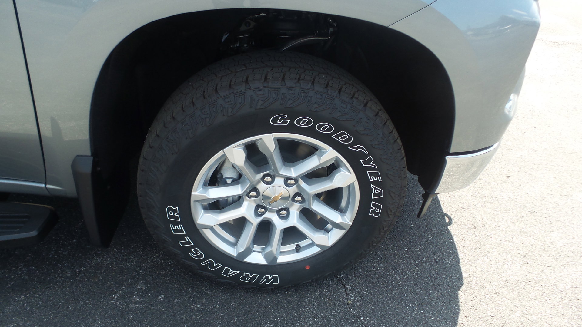 2026 Chevrolet Silverado 1500 LT photo 2