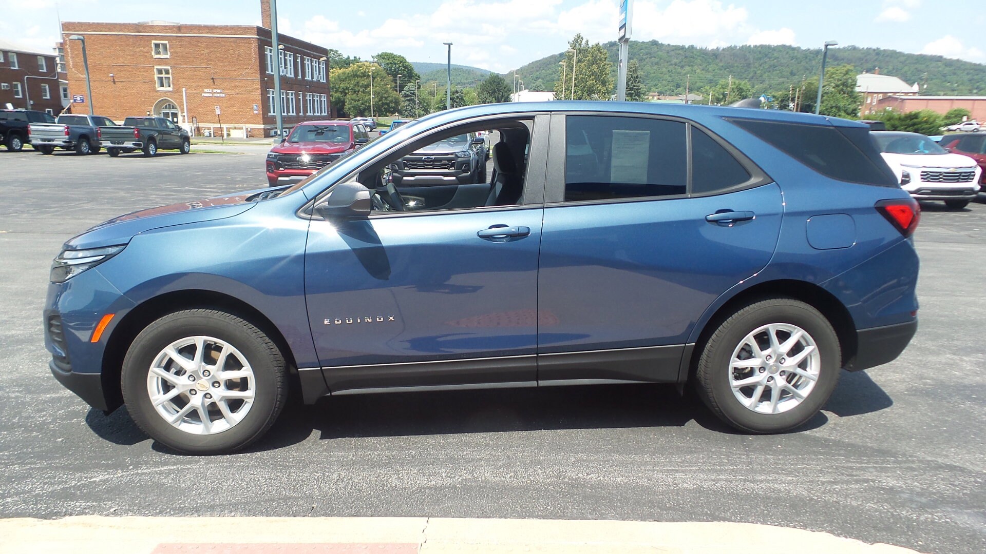 2024 Chevrolet Equinox LS photo 4
