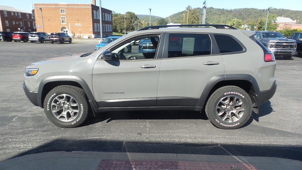 Used 2022 Jeep Cherokee Trailhawk SUV
