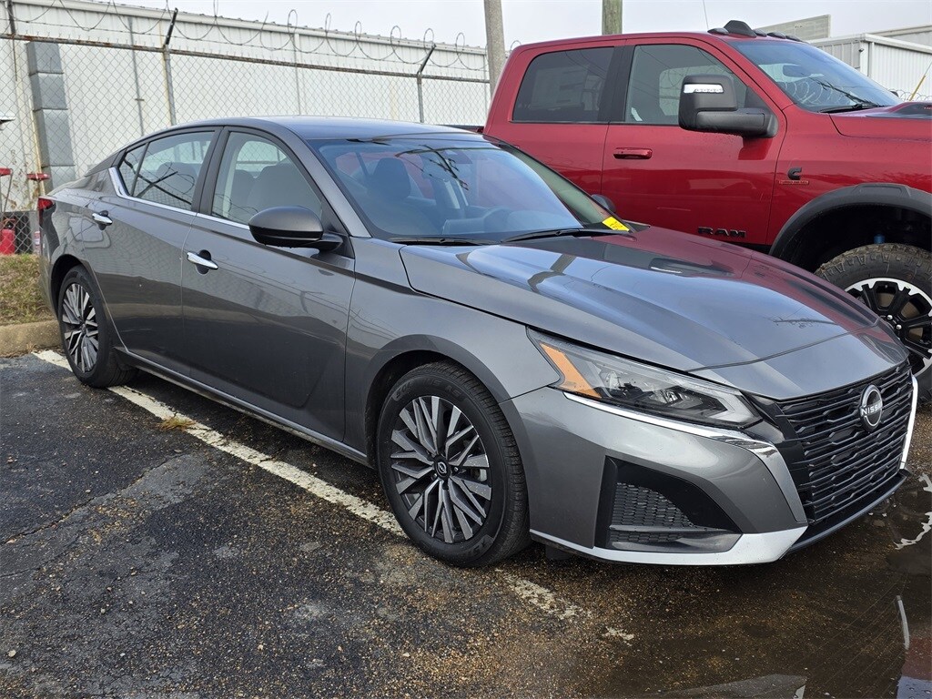 Used 2024 Nissan Altima 2.5 SV Sedan