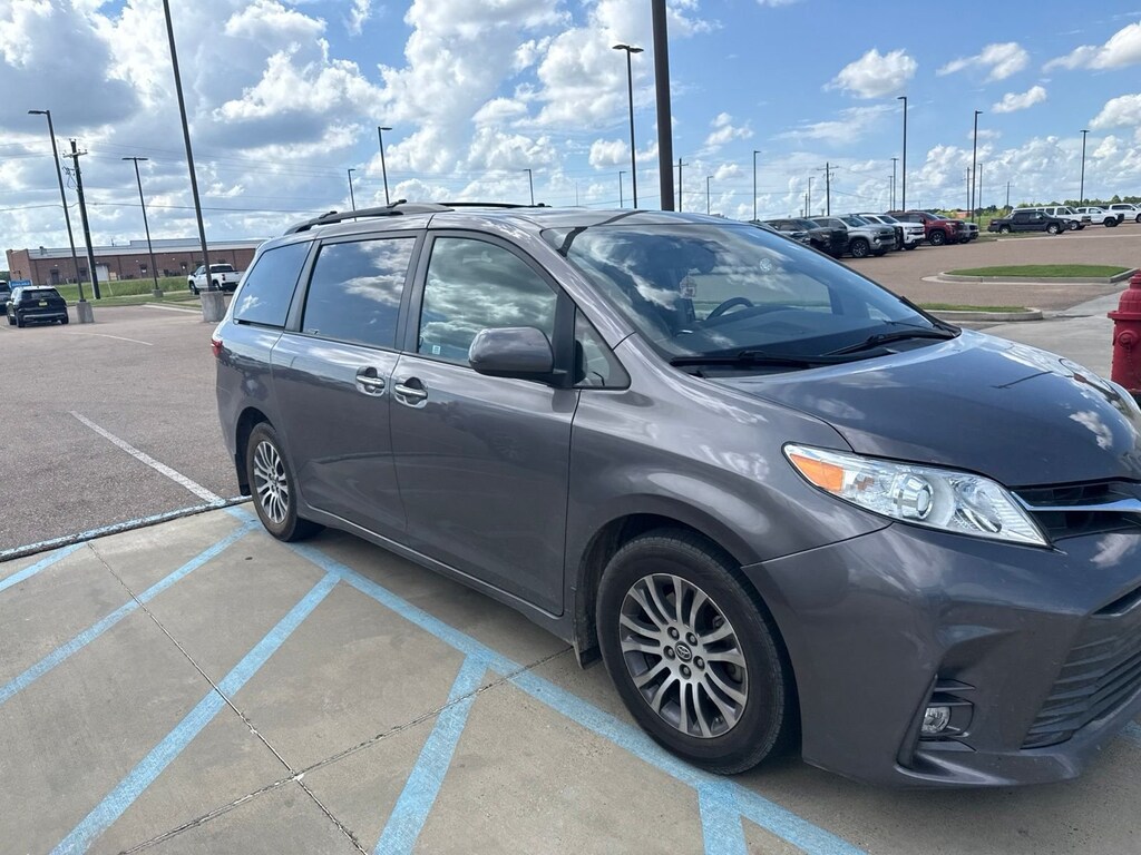 Used 2018 Toyota Sienna XLE Passenger Van