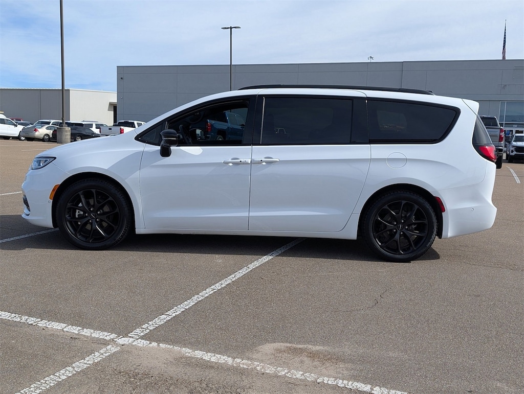 Used 2024 Chrysler Pacifica Touring L Passenger Van