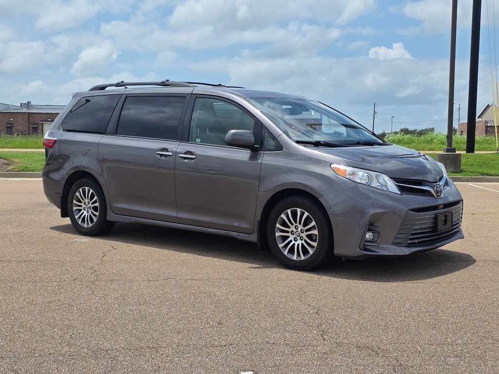 Used 2018 Toyota Sienna XLE 8 Passenger Passenger Van