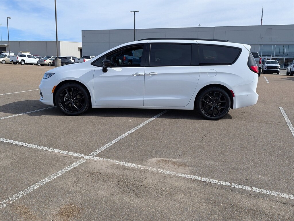 Used 2024 Chrysler Pacifica Touring L Passenger Van