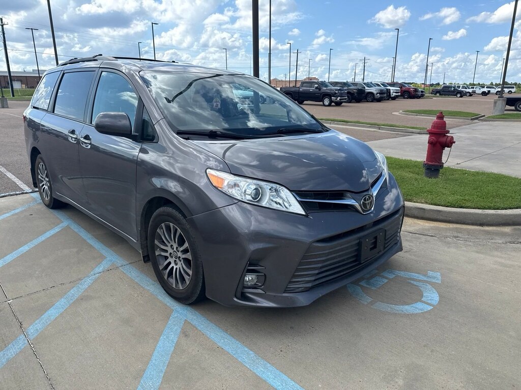 Used 2018 Toyota Sienna XLE Passenger Van