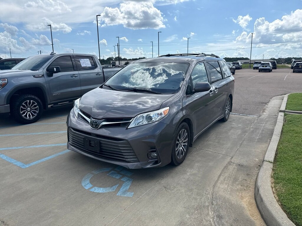 Used 2018 Toyota Sienna XLE Passenger Van