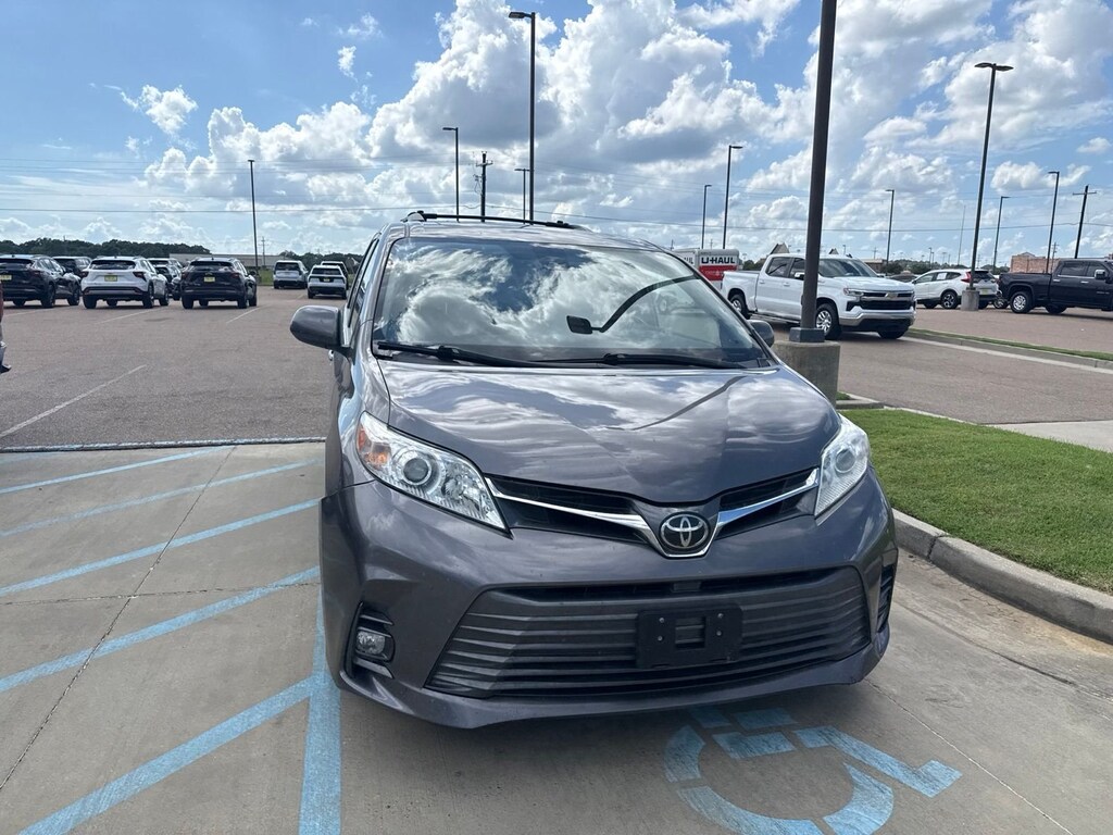 Used 2018 Toyota Sienna XLE Passenger Van