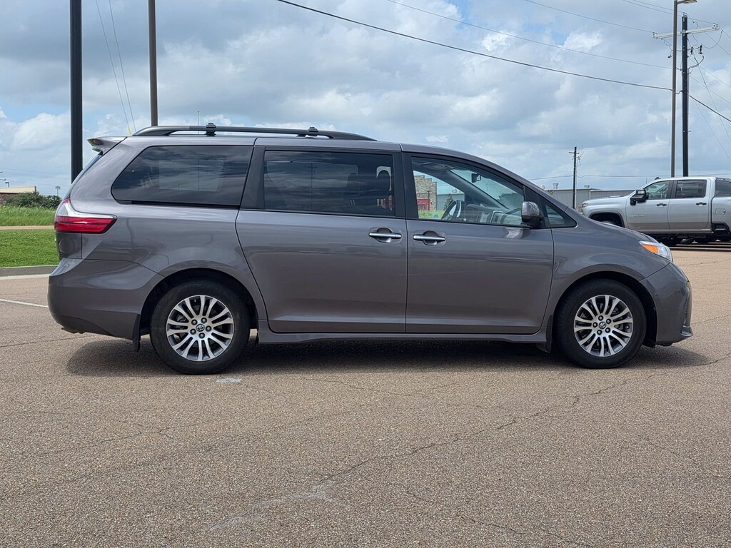 Used 2018 Toyota Sienna XLE 8 Passenger Passenger Van