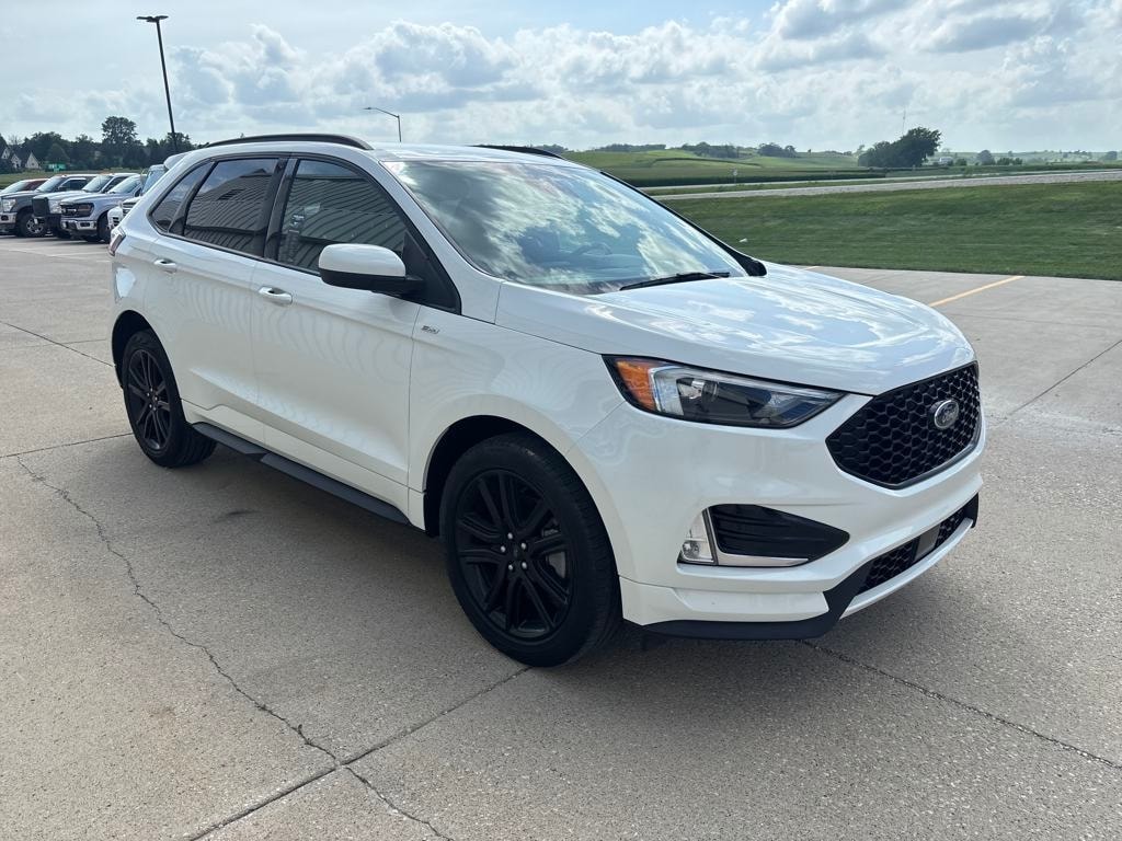 2022 Ford Edge ST photo 2