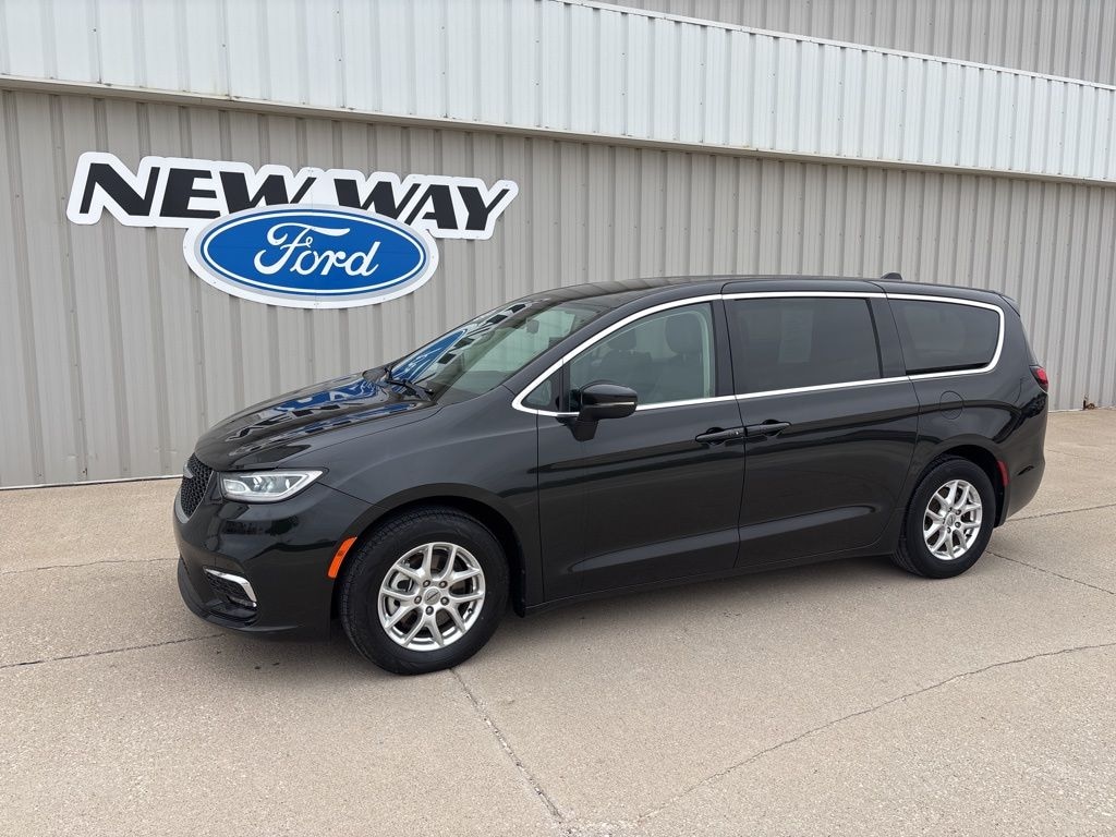 Used 2023 Chrysler Pacifica Touring L Minivan/Van