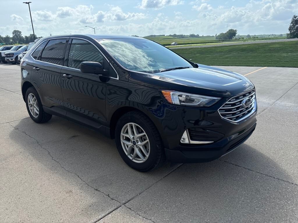 2022 Ford Edge SEL photo 2