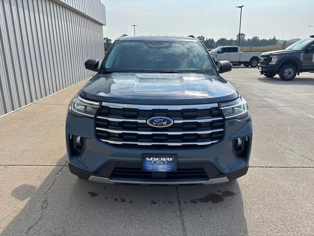 2025 Ford Explorer photo 2