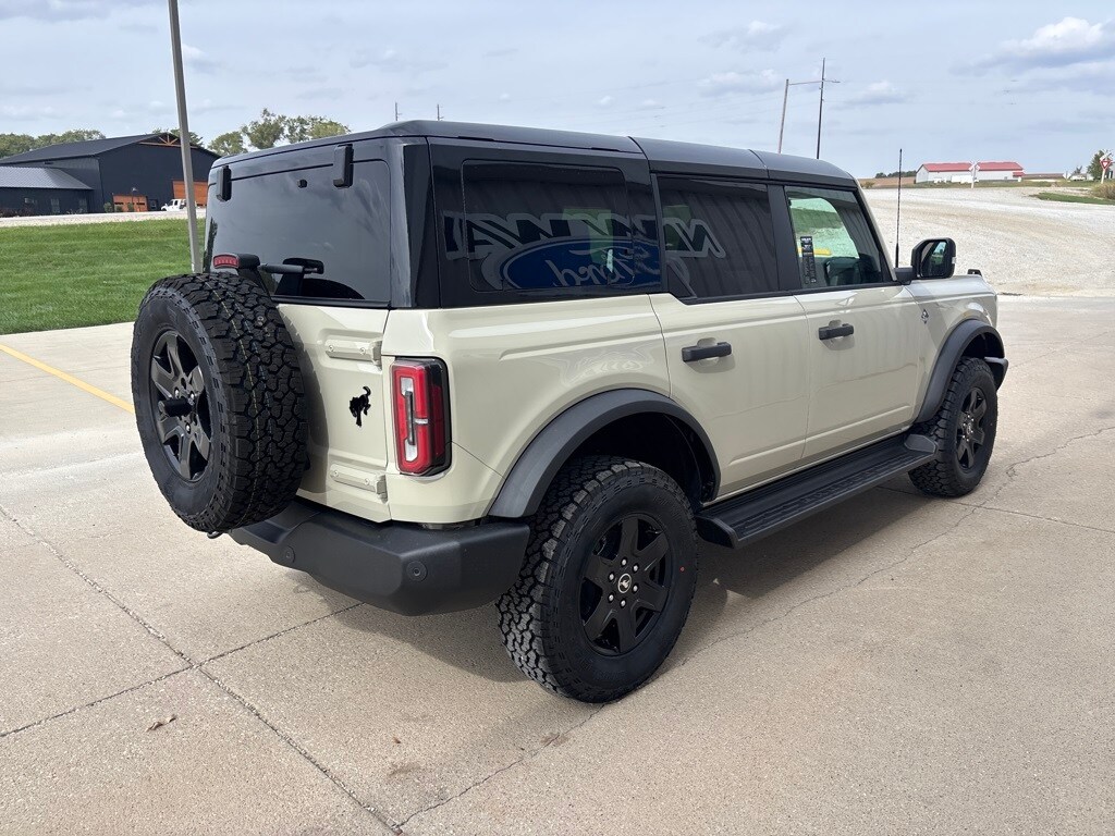2025 Ford Bronco Outer Banks photo 4