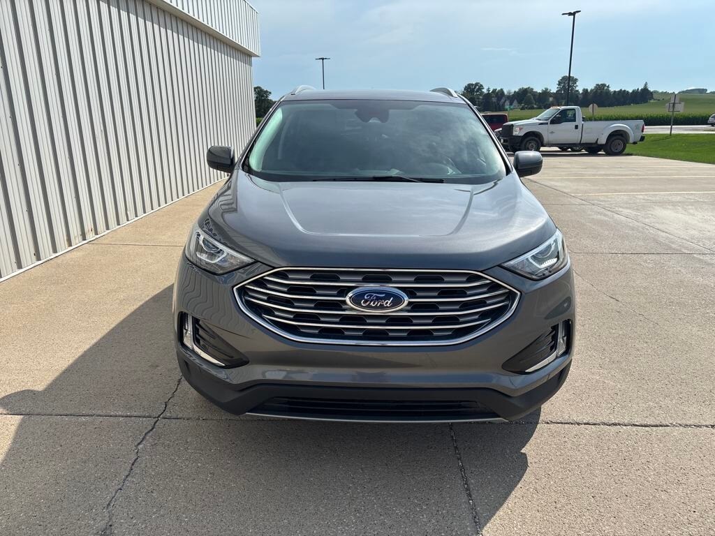 2022 Ford Edge SEL photo 2