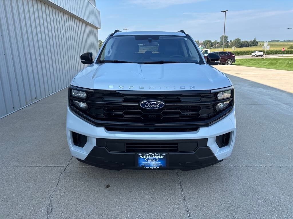 2025 Ford Expedition photo 2
