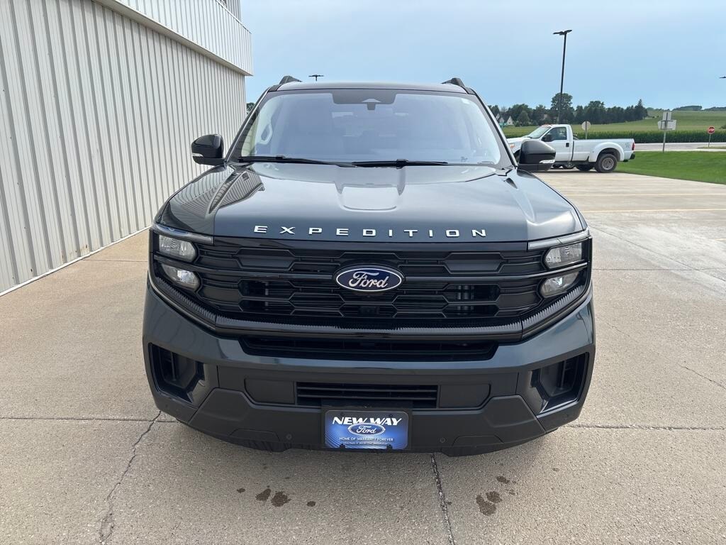 2025 Ford Expedition photo 2
