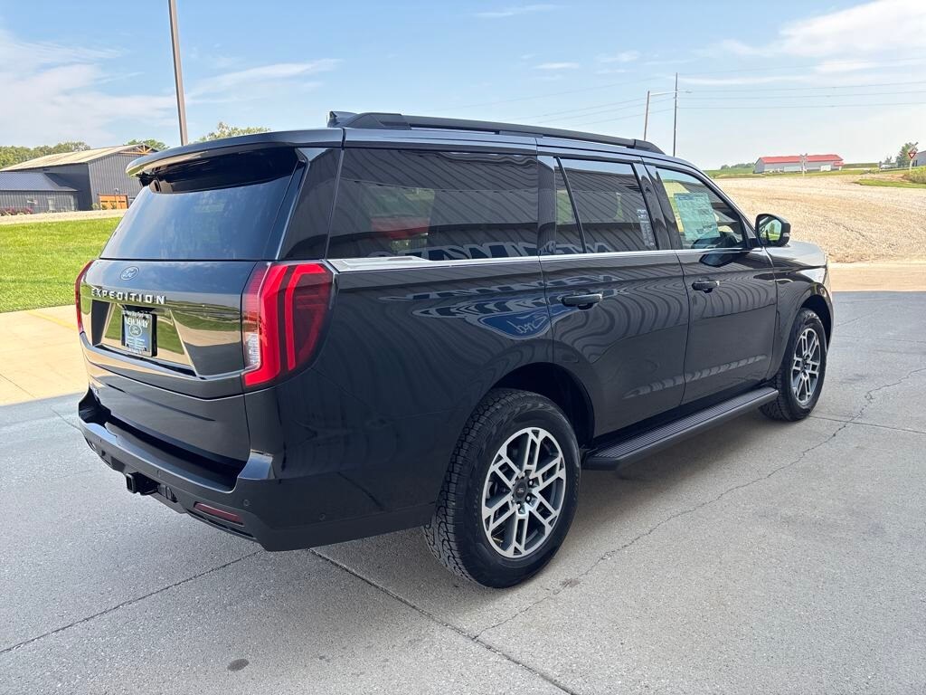 2025 Ford Expedition photo 3