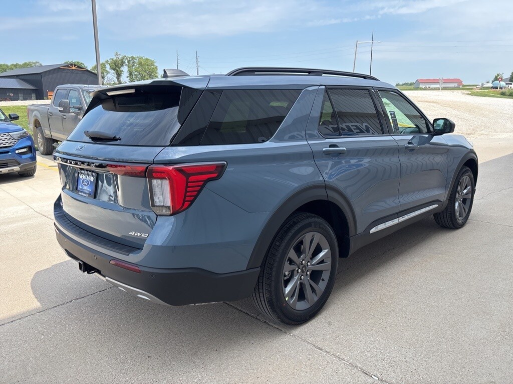 2025 Ford Explorer photo 3