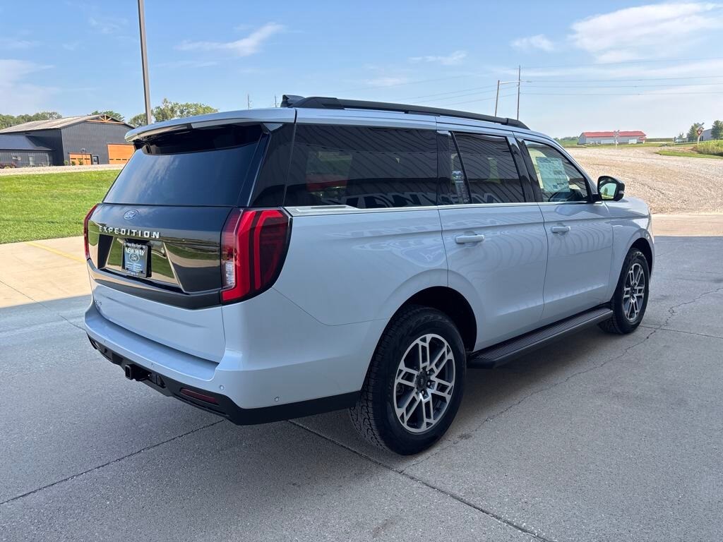 2025 Ford Expedition photo 4