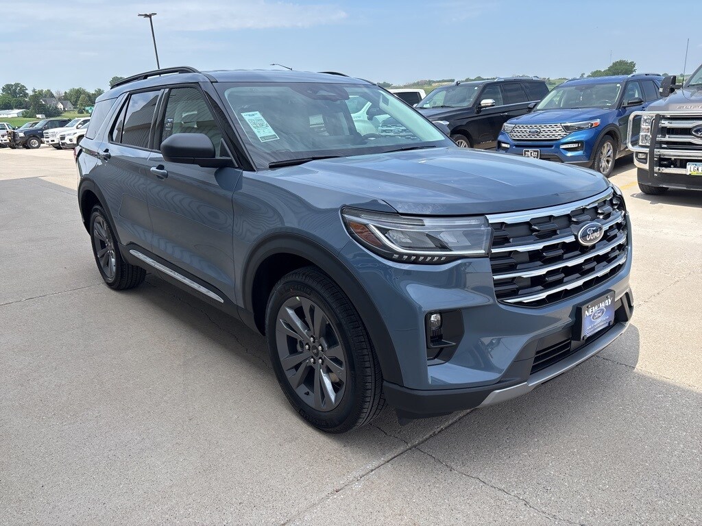 2025 Ford Explorer photo 2