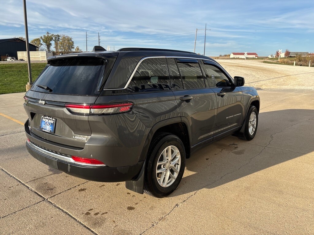 2025 Jeep Grand Cherokee Laredo photo 3